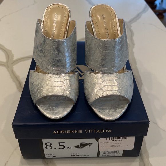 NIB Adrienne Vittadini Gunn Silver Metallic Snakeskin Sandals/Mules Size 8 1/2 - Picture 1 of 10